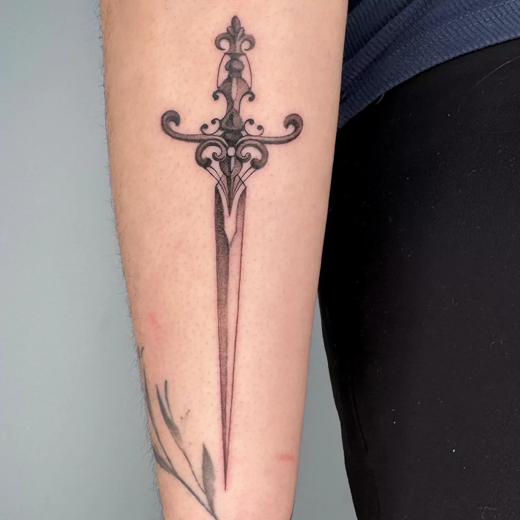 Fineline Schwert Tattoo mit leichtem Dotwork