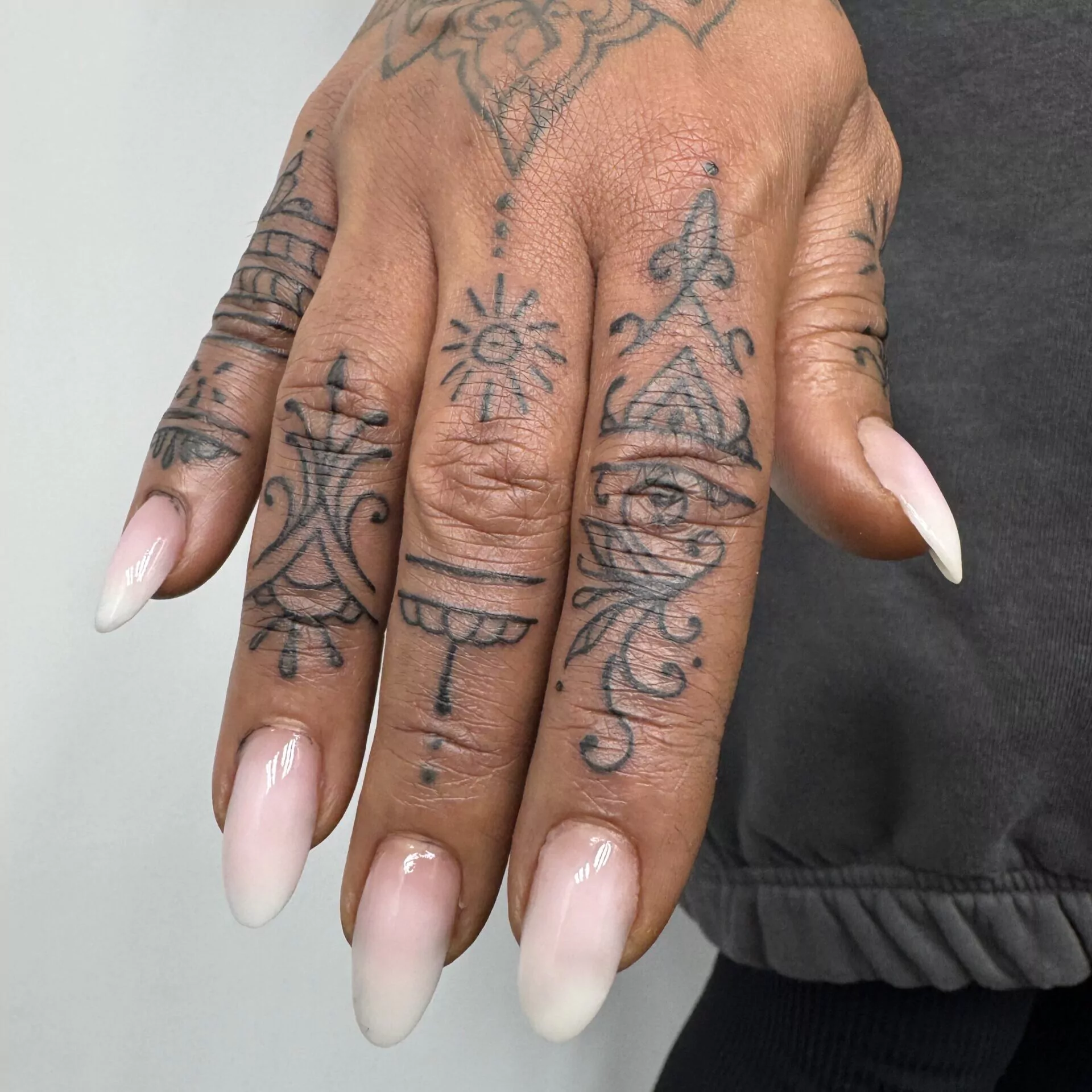 fingertattoo mit kleinen Ornamenten