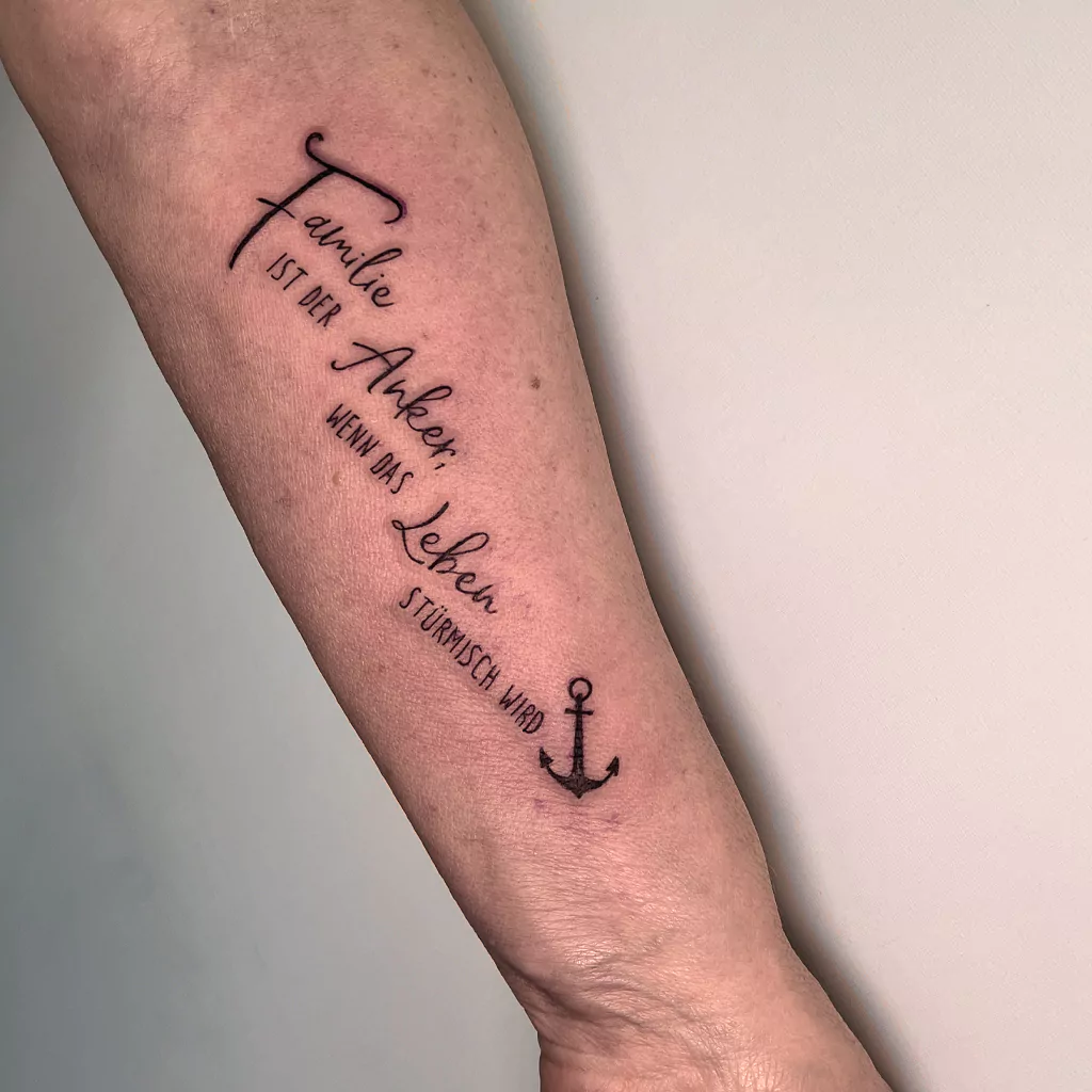 Schrift Tattoo mit kleinem Anker