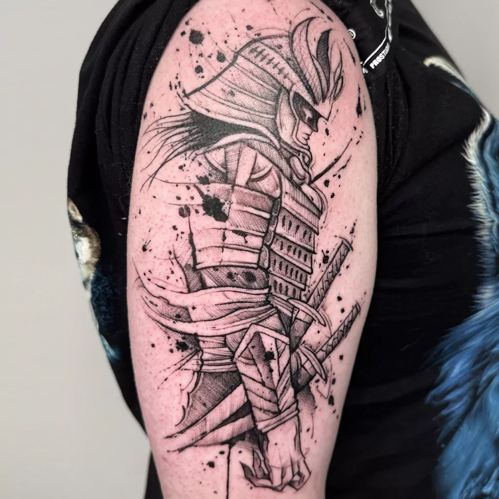 sketchy samurai tattoo auf dem Oberarm