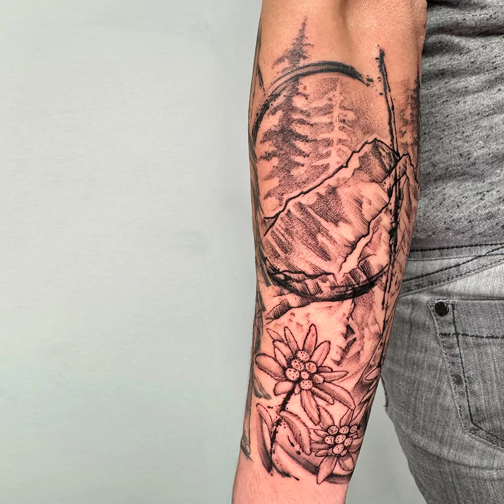 sketchy tattoo eines Bergmotives mit Edelweiss