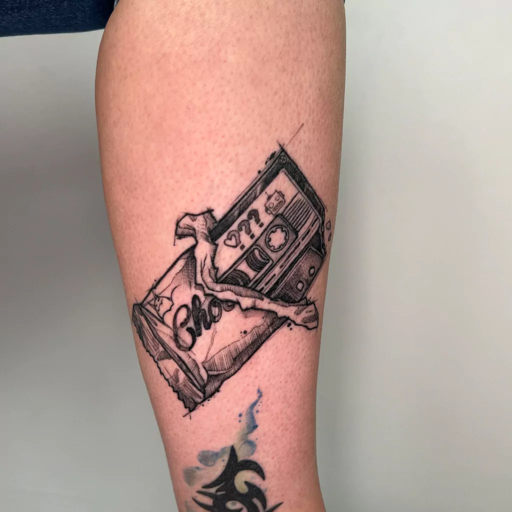 sketchy tattoo einer Kassette der drei Fragezeichen und Schokolade